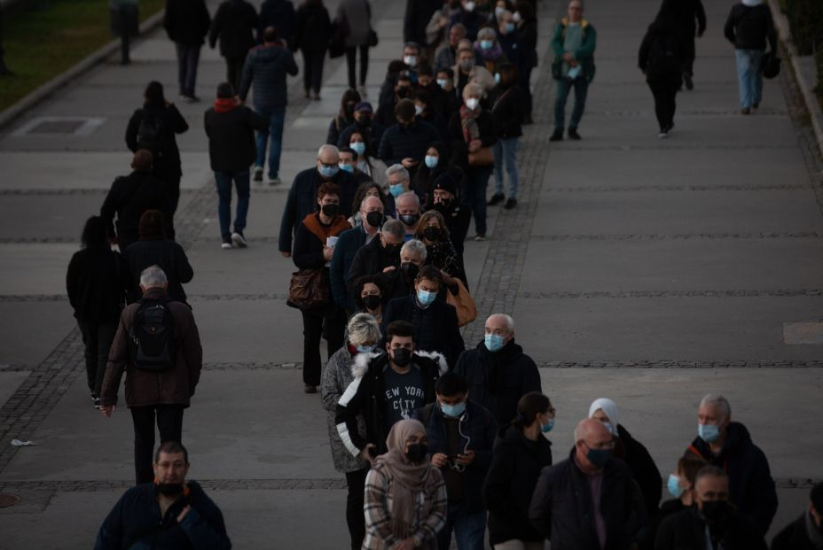 EuropaPress 4147777 grupo personas esperan recibir tercera dosis vacuna contra covid 19 fira (1)