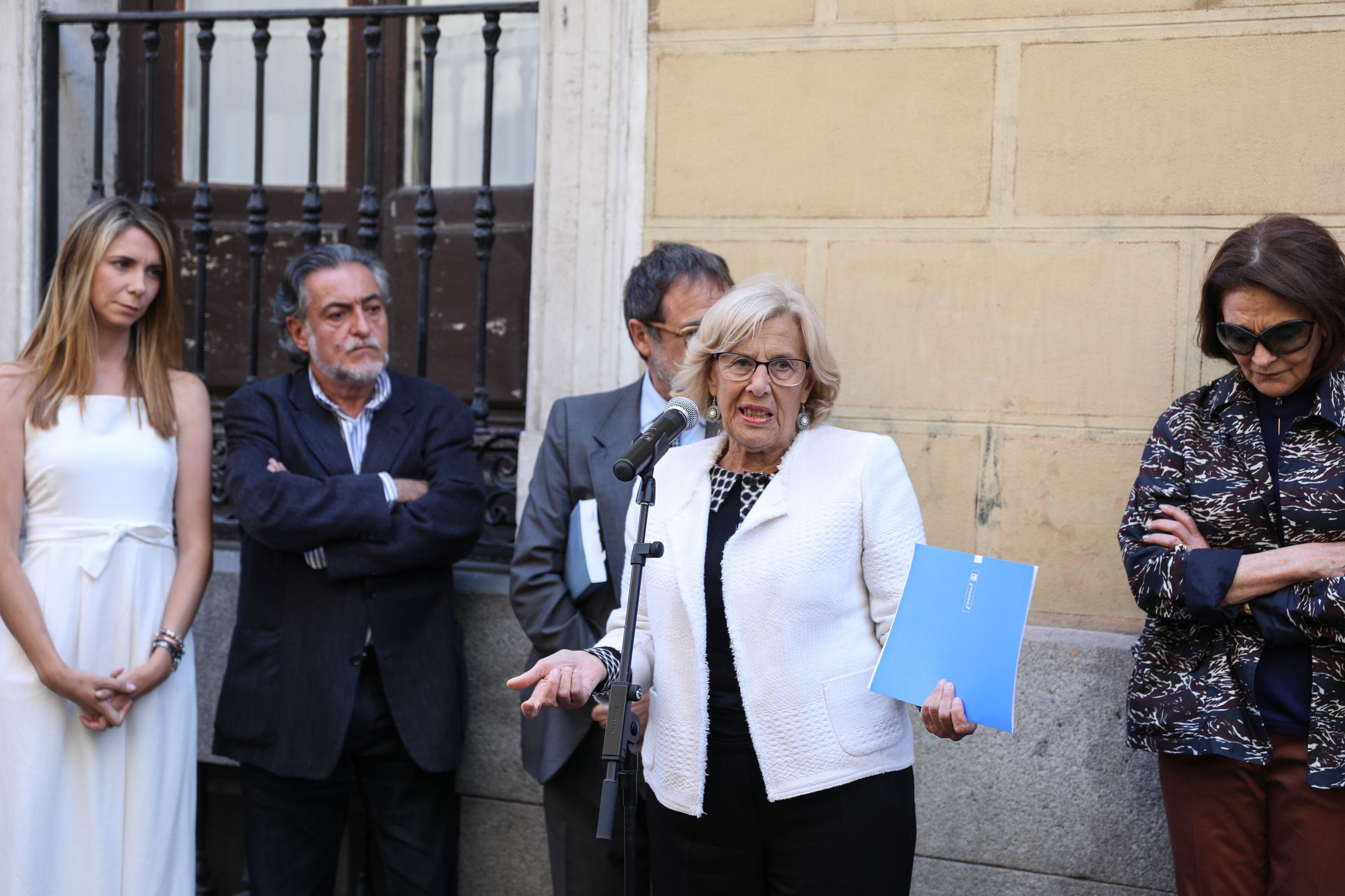 La alcaldesa en funciones Manuela Carmena (al micrófono) 