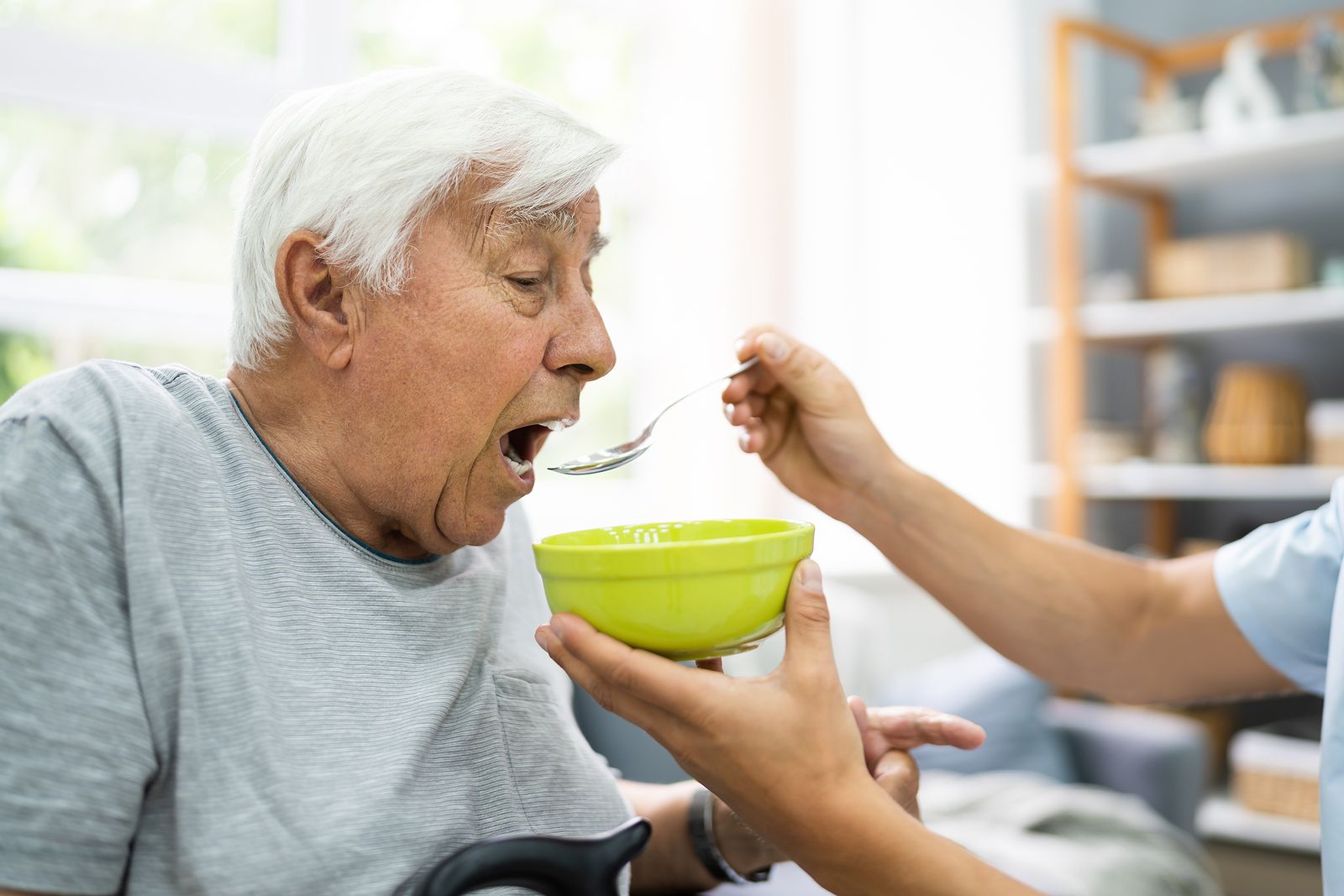 Alimentar a una persona dependiente