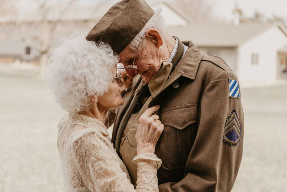 Regala a sus abuelos por su 70 aniversario el álbum de boda que nunca tuvieron