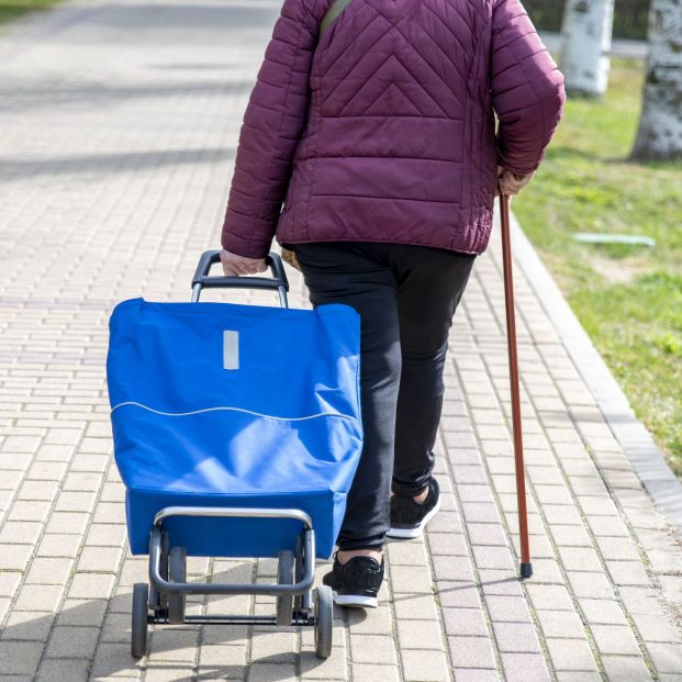 La iniciativa de un pueblo de Gipuzkoa regala a los comercios una silla inclusiva para los mayores. Foto: Bigstock