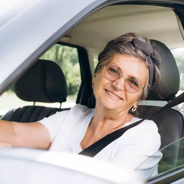 mujer conduciendo senior