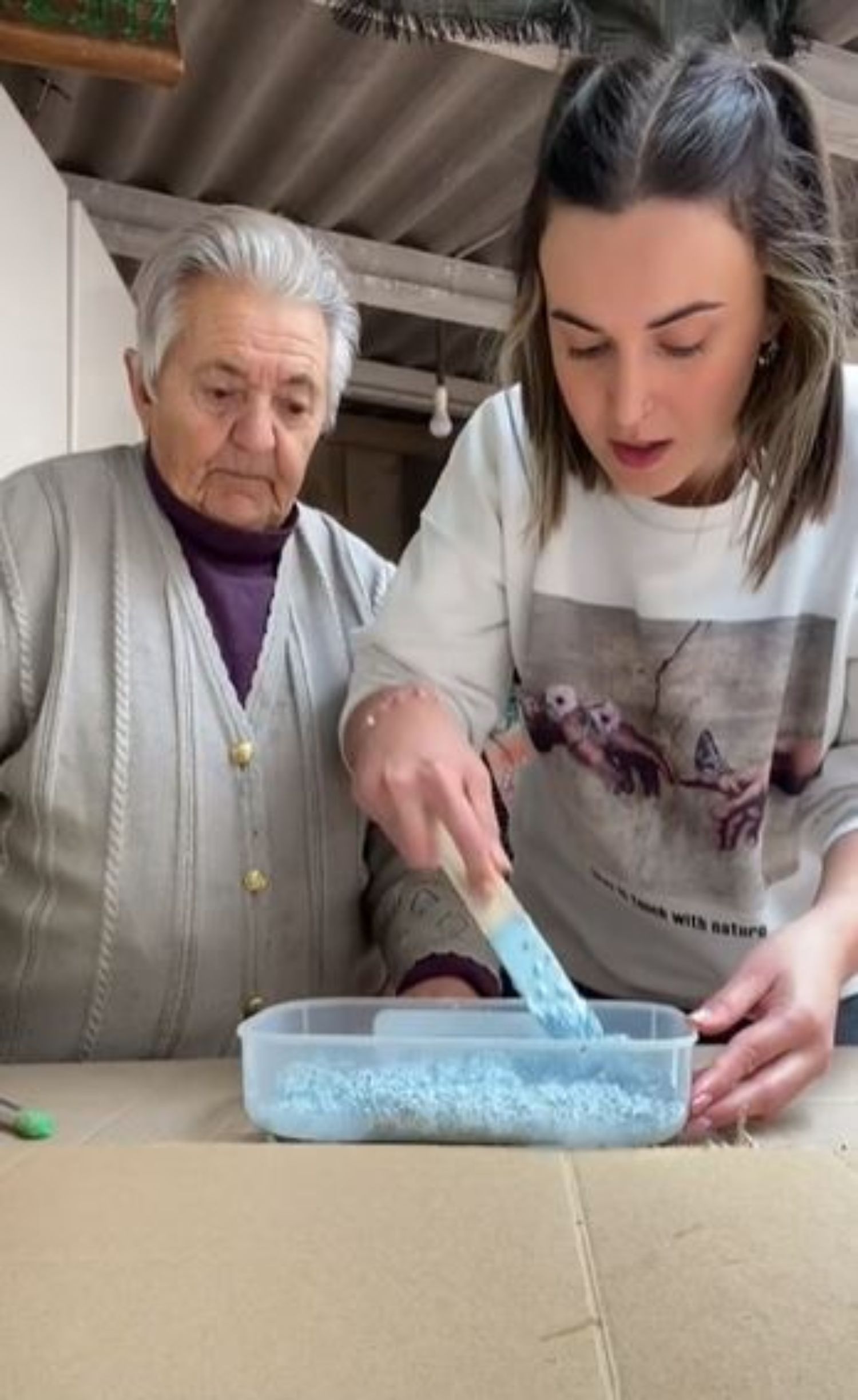 Abuela y nieta triunfan en TikTok visibilizando la labor de la 'collareira'