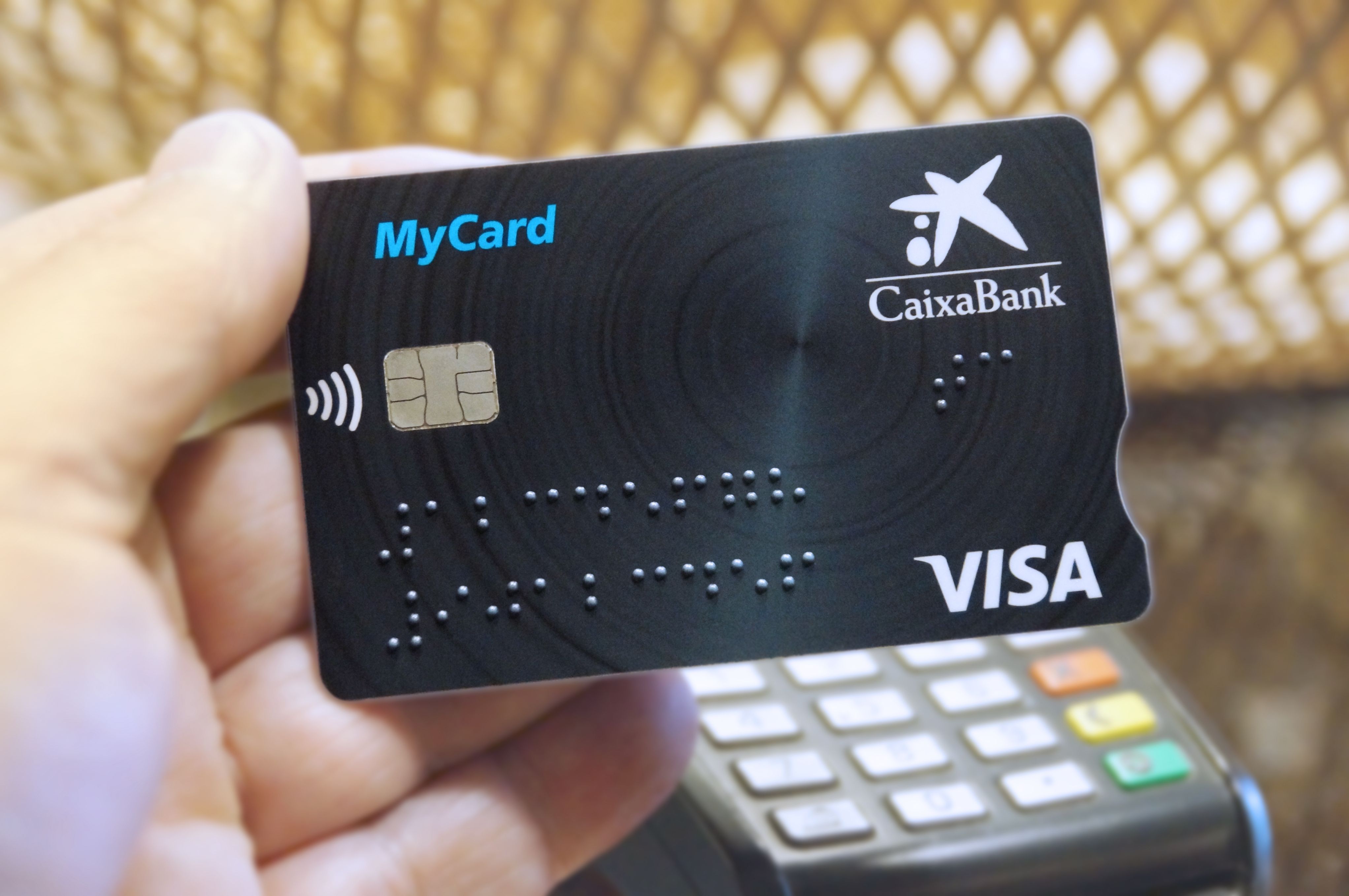 CaixaBank lanza la primera tarjeta bancaria en braille de España