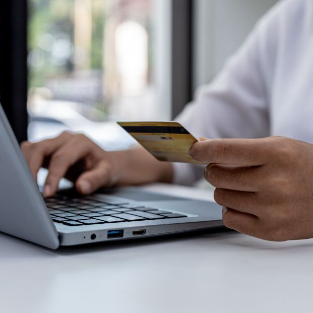 CaixaBank lanza la primera tarjeta Visa con sistema braille en España. Foto: Bigstock