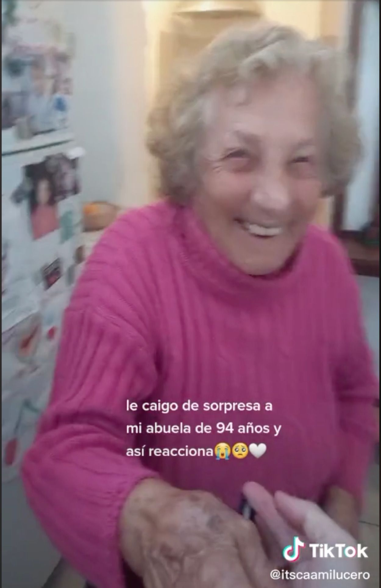 Visita a su abuela por sorpresa y su reacción emociona a las redes: "Estaba pensando en ti"