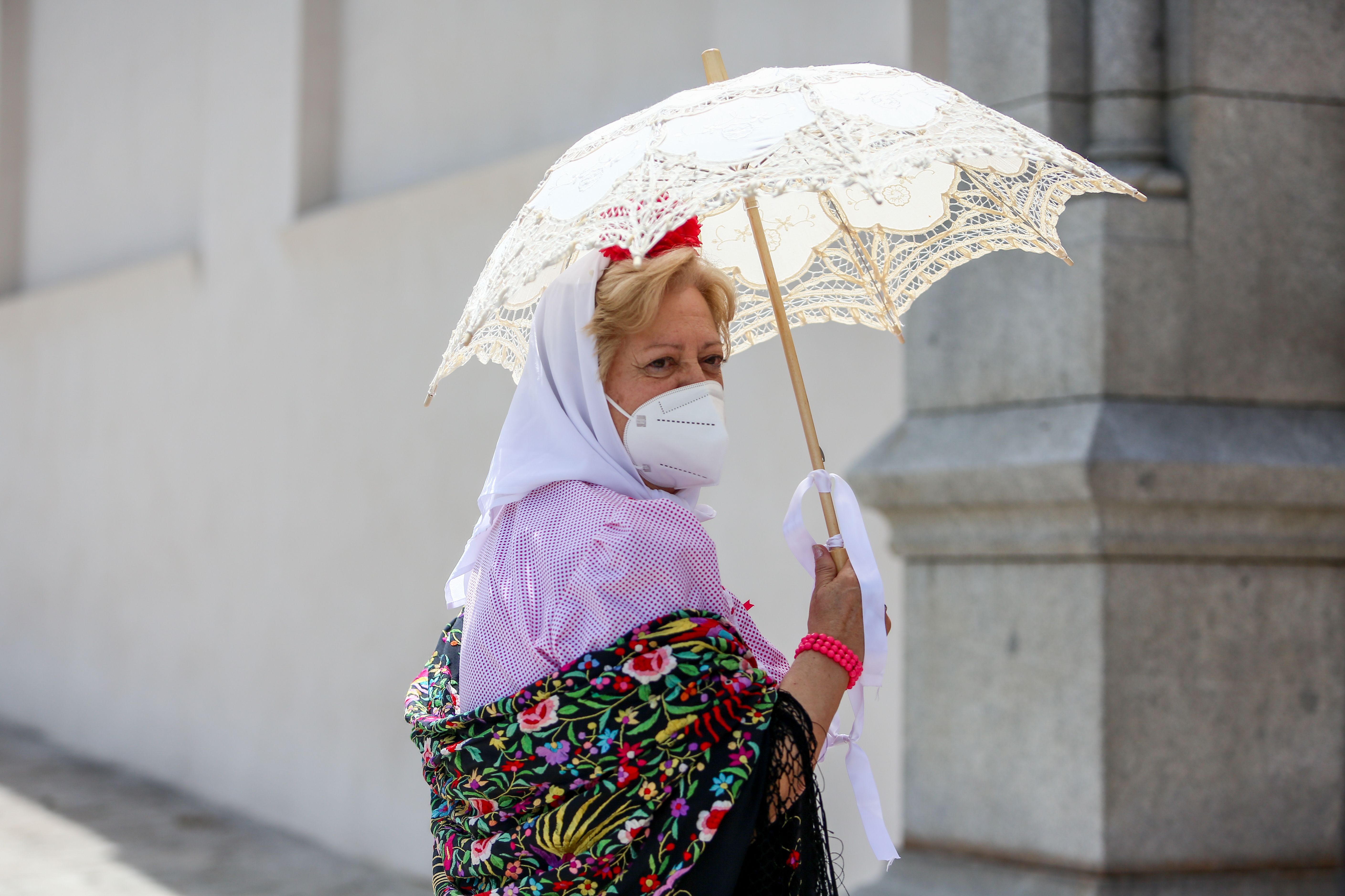 Parpusas, claveles y mantones regresan a la Pradera de San Isidro tras el parón de la pandemia. Foto: Europa Press