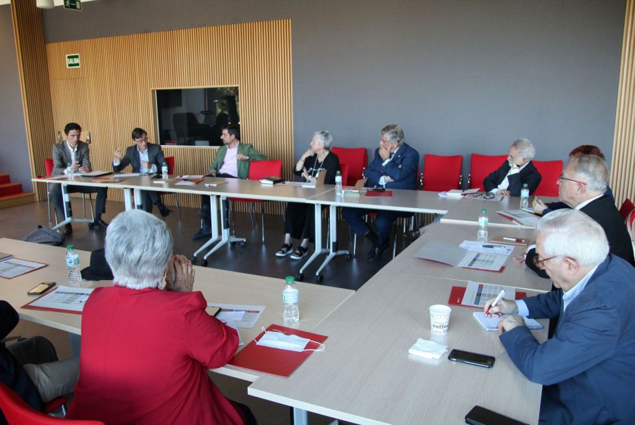 mayores comité de lado en mesa (1)