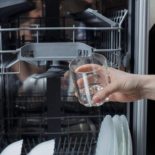 El truco definitivo para evitar que los vasos salgan blancos del lavavajillas