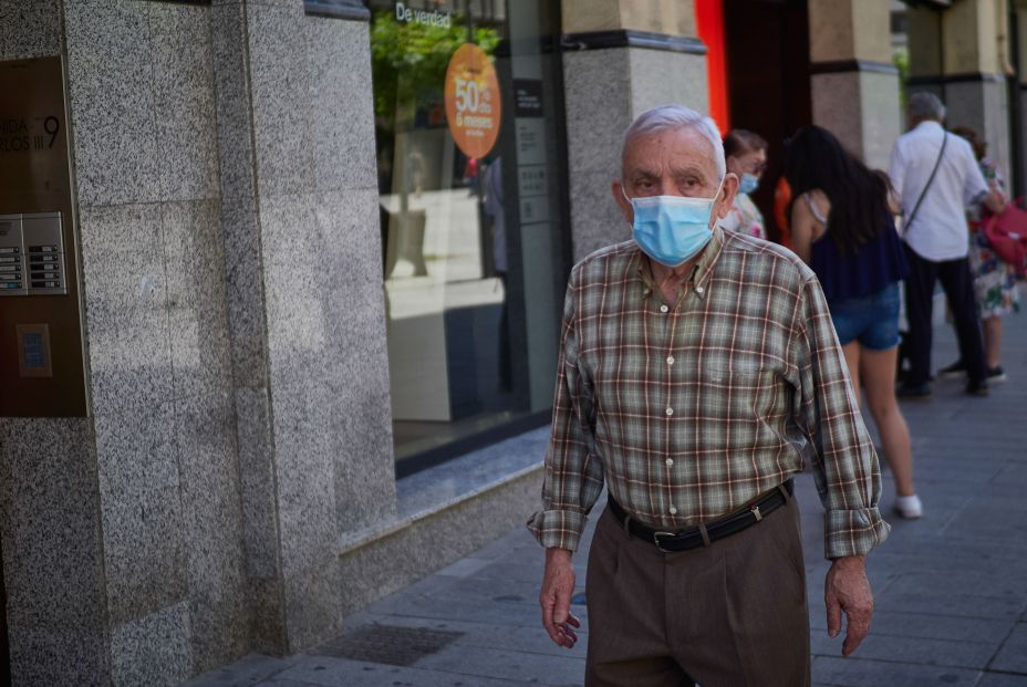 La incidencia en mayores de 60 sube 30 puntos y la OMS advierte: "La pandemia no ha terminado"
