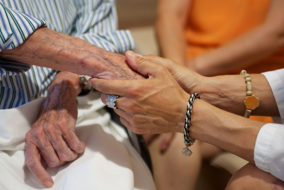 Málaga busca voluntarios para combatir la soledad no deseada de las personas mayores. Foto: Europa Press