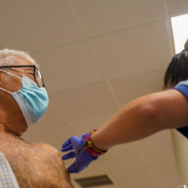 Viróloga del CSIC considera que la cuarta dosis para los mayores de 80 años "puede esperar". Foto: Europa Press
