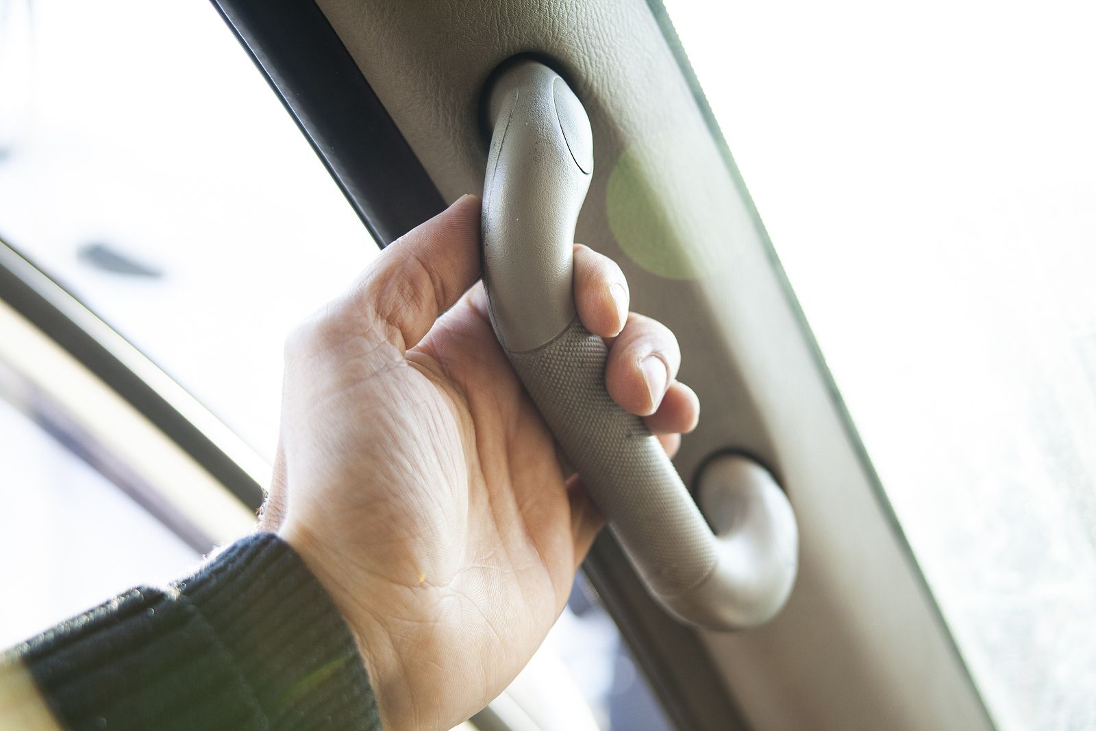 El truco para usar correctamente las agarraderas del coche que seguramente no conocías