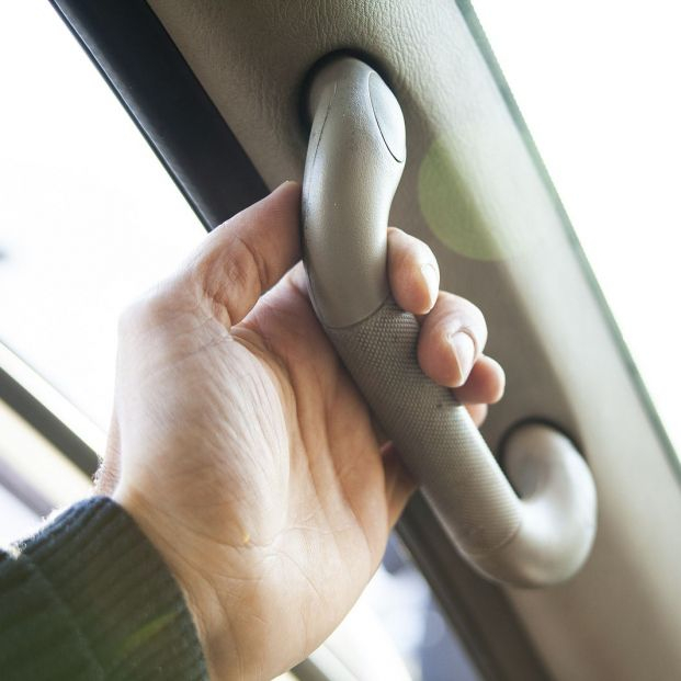 El truco para usar correctamente las agarraderas del coche que seguramente no conocías