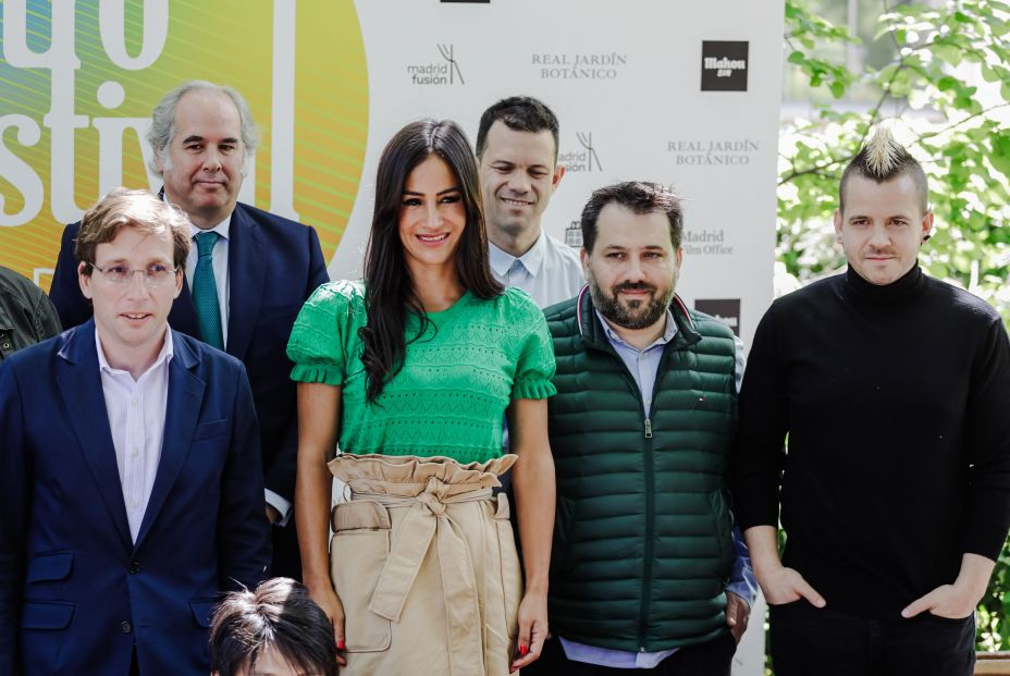 El alcalde de Madrid, José Luis Martínez-Almeida (1i); la vicealcaldesa de Madrid, Begoña Villacís (2i); y el cocinero David Muñoz (2d), posan durante la presentación de la XIII edición de Gastrofestival Madrid. Foto: Europa Press