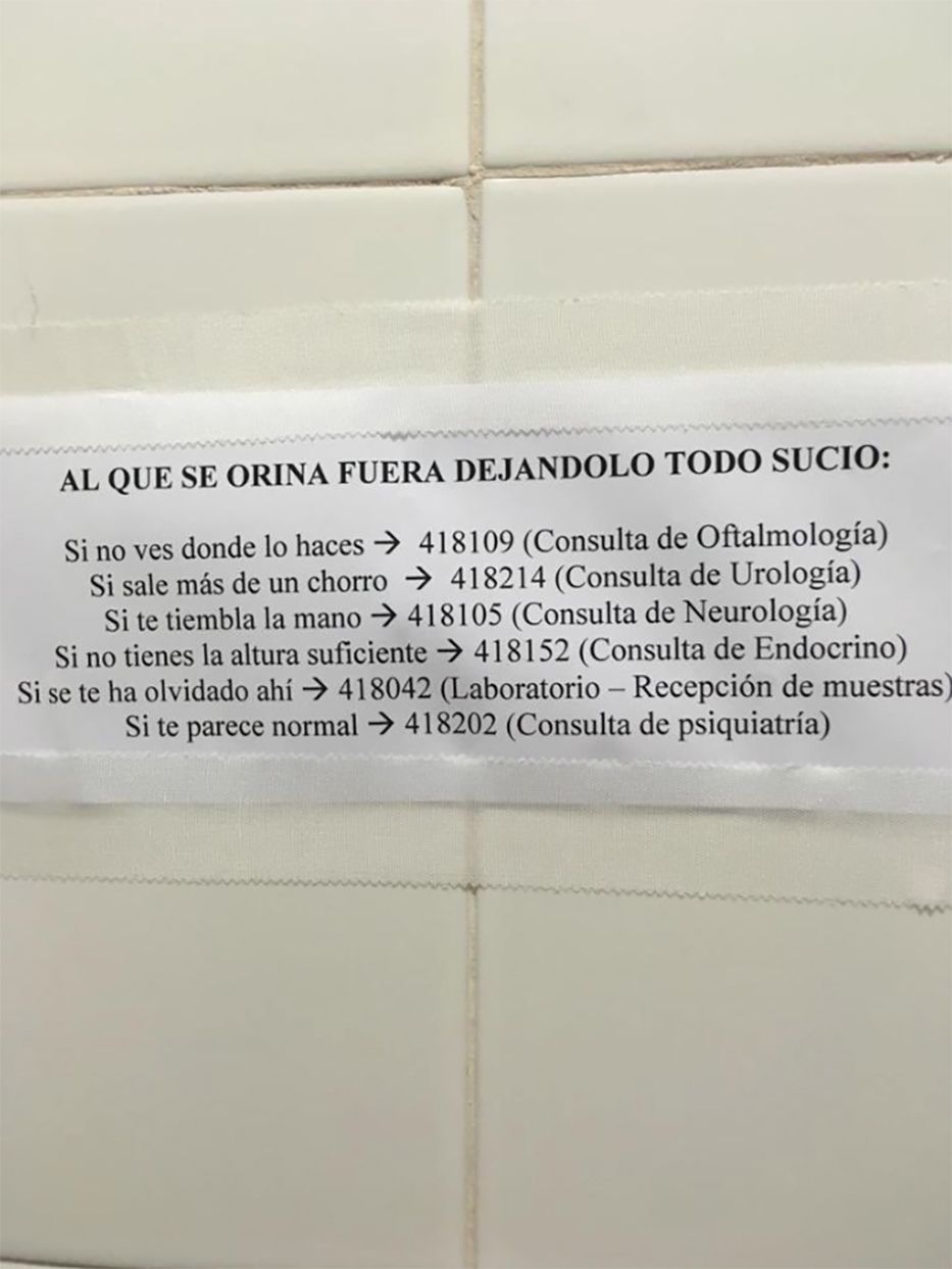 El ingenioso cartel del baño de un hospital para los que orinan fuera del inodoro
