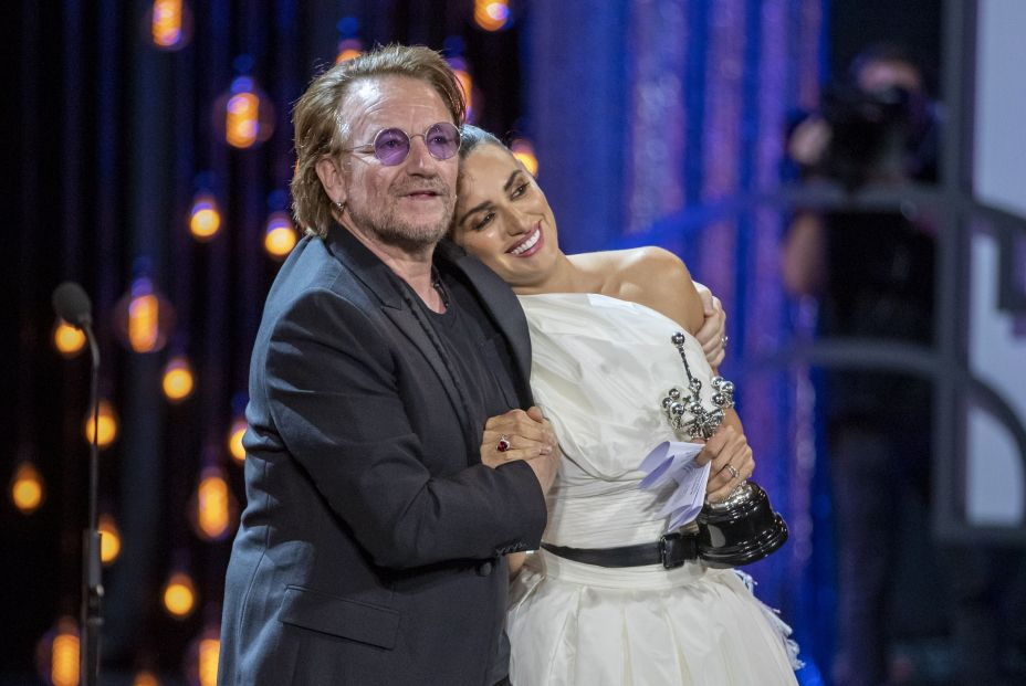 EuropaPress 2397810 actriz penelope cruz recibe premio donostia manos cantante u2 bono octava