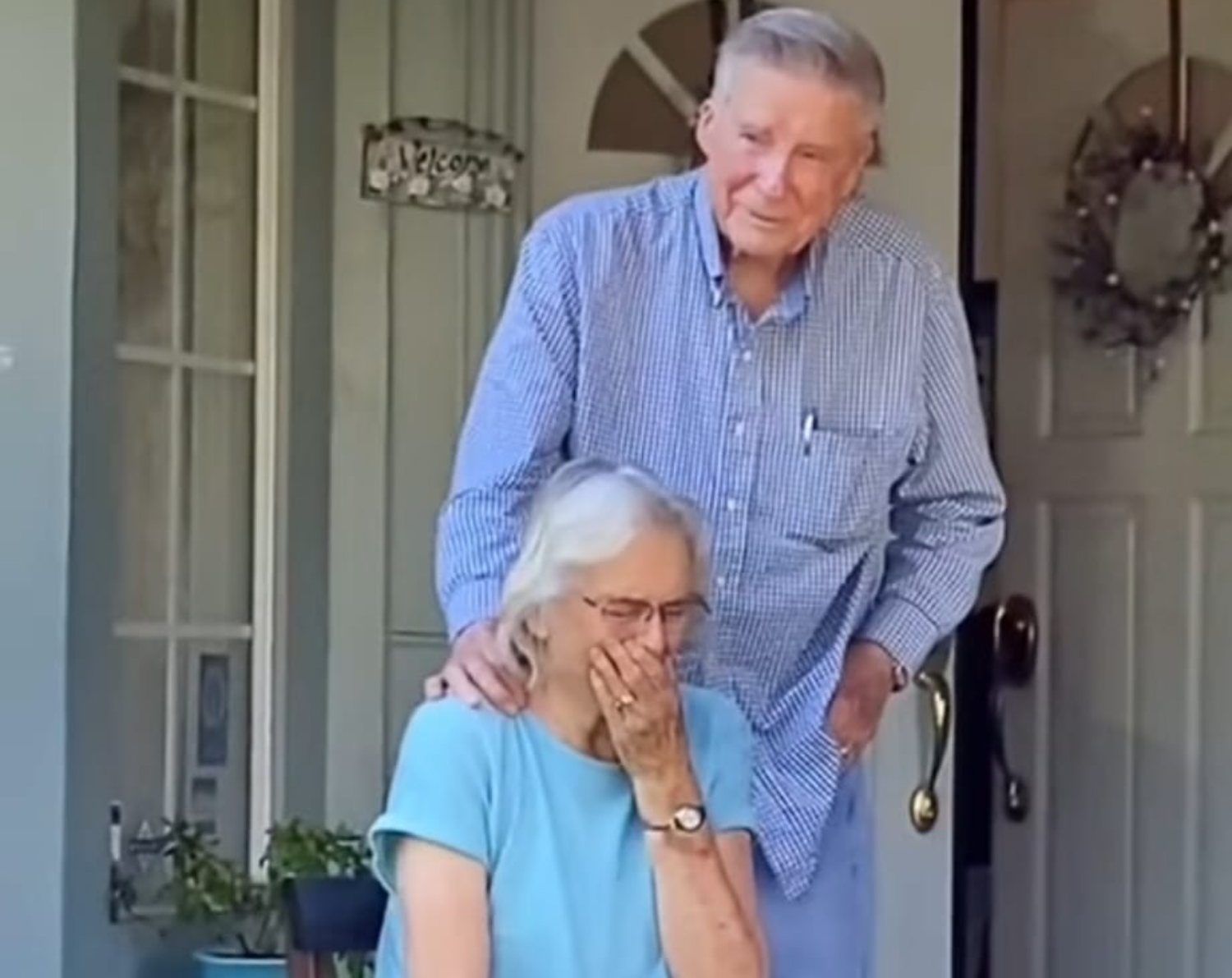 VÍDEO: Violinista conmueve a una pareja por su 67 aniversario de bodas y se hace viral