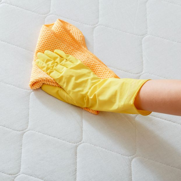 Cómo desinfectar un colchón: manchas y olores