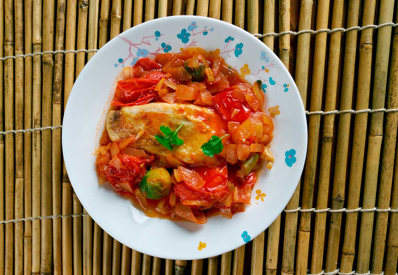 Receta de pollo con fritada de verduras. Foto: Bigstock