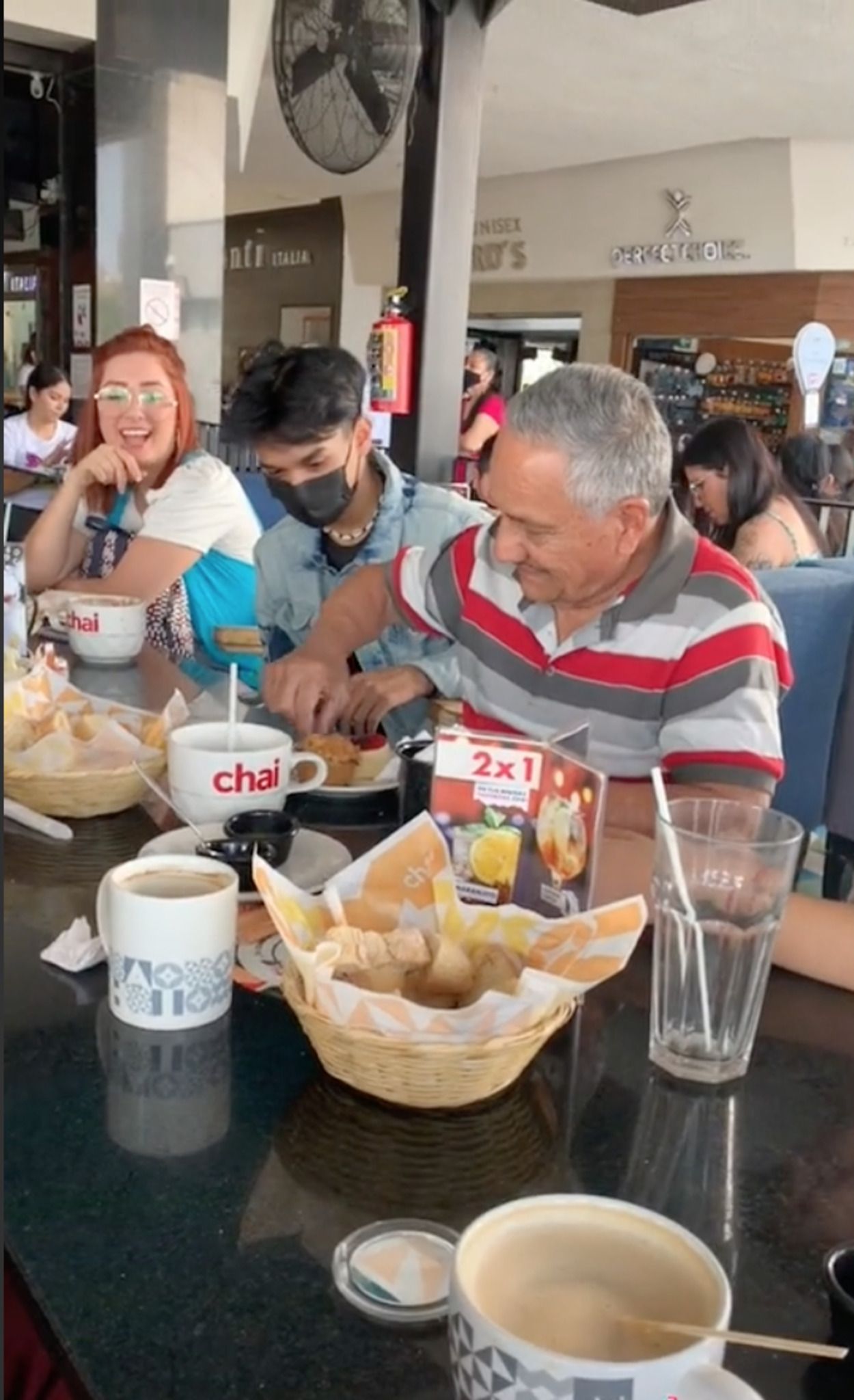 VÍDEO: Invita a su abuelo a desayunar por su cumple y le sorprende con el mejor regalo de su vida