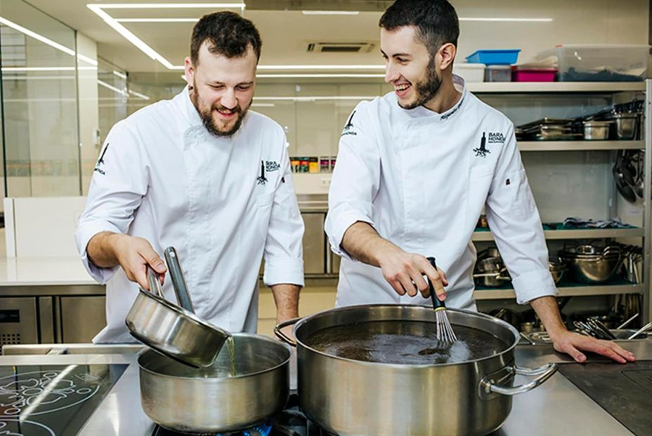 Juan Azorín junto a su compañero Alejandro Ibáñez en las cocinas de Barahonda. Foto: Barahonda