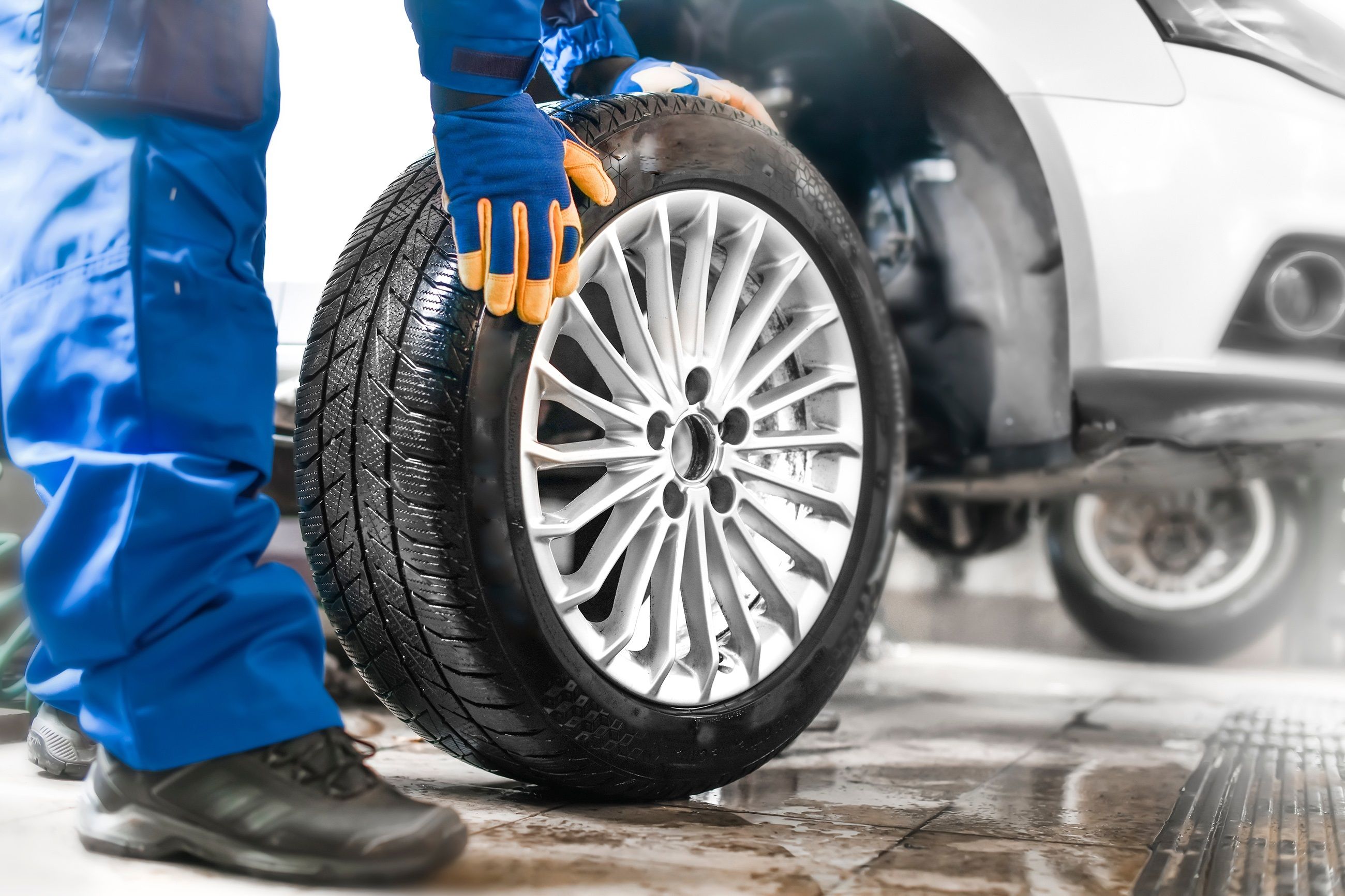 La OCU encuentra una diferencia de más de 40.000 km de rodadura entre los neumáticos analizados