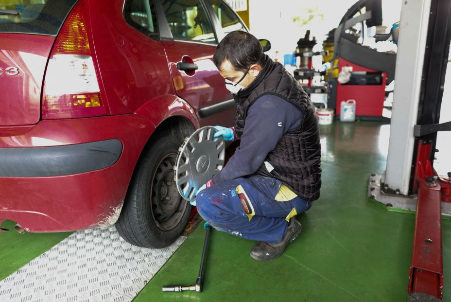 EuropaPress 2783464 trabajador taller protegido mascarilla arregla rueda coche trabajo talleres
