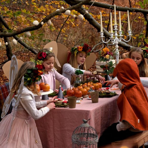 'Autumnal Woodland Apple Party', de Amanda Farnese Heath