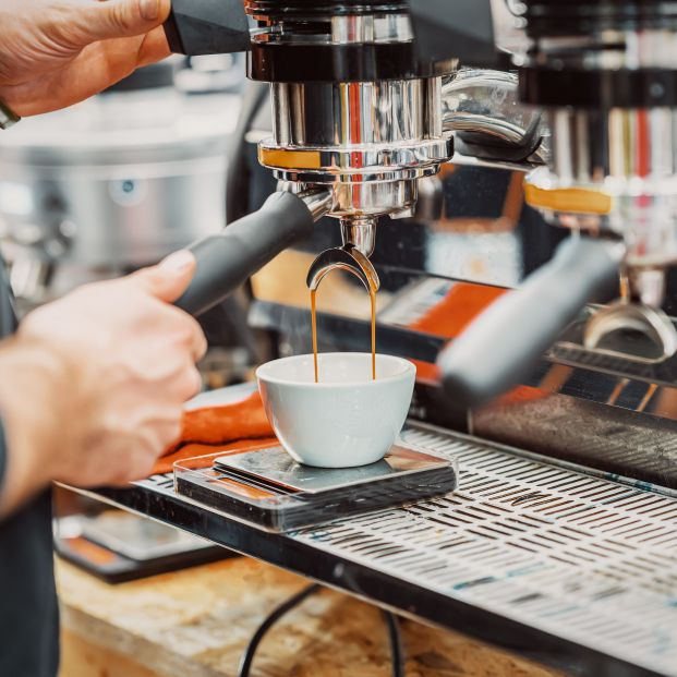 ¿Qué cafetera es mejor? Espresso manual o automática. Foto: Bigstock