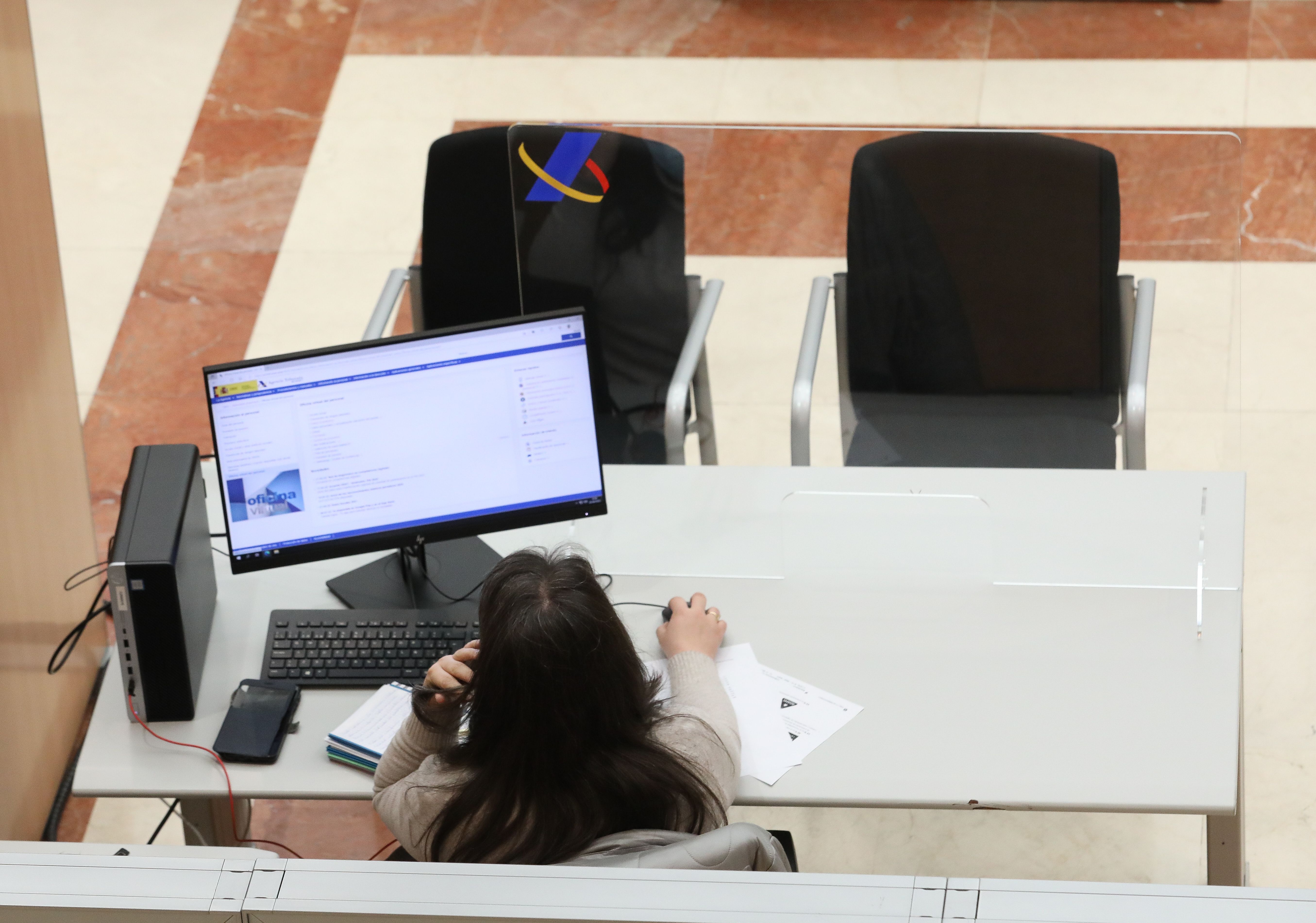 CaixaBank alerta de las trampas más comunes para estafarte durante la campaña de la Renta. Foto: Europa Press