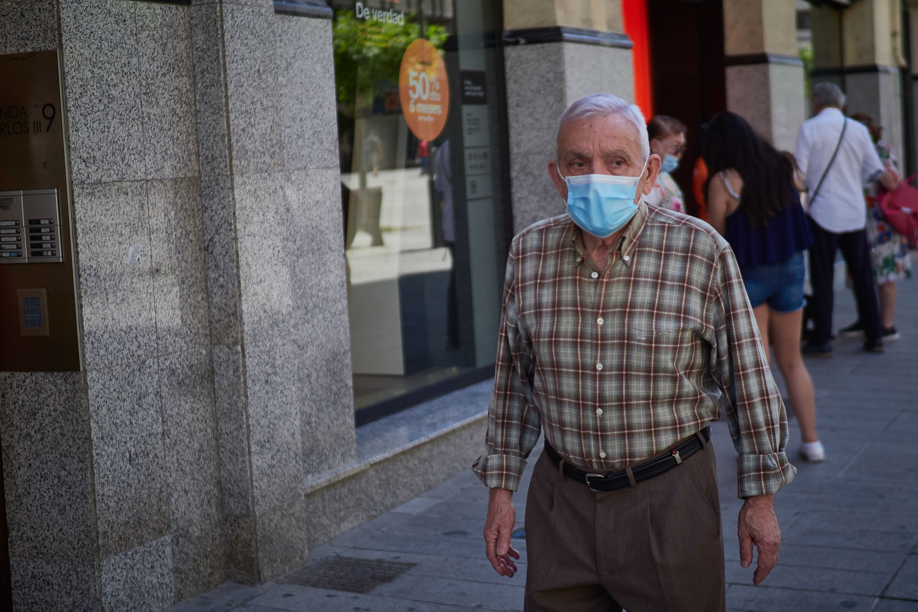 La séptima ola comienza a perder fuerza: vuelve a bajar la incidencia de Covid en mayores