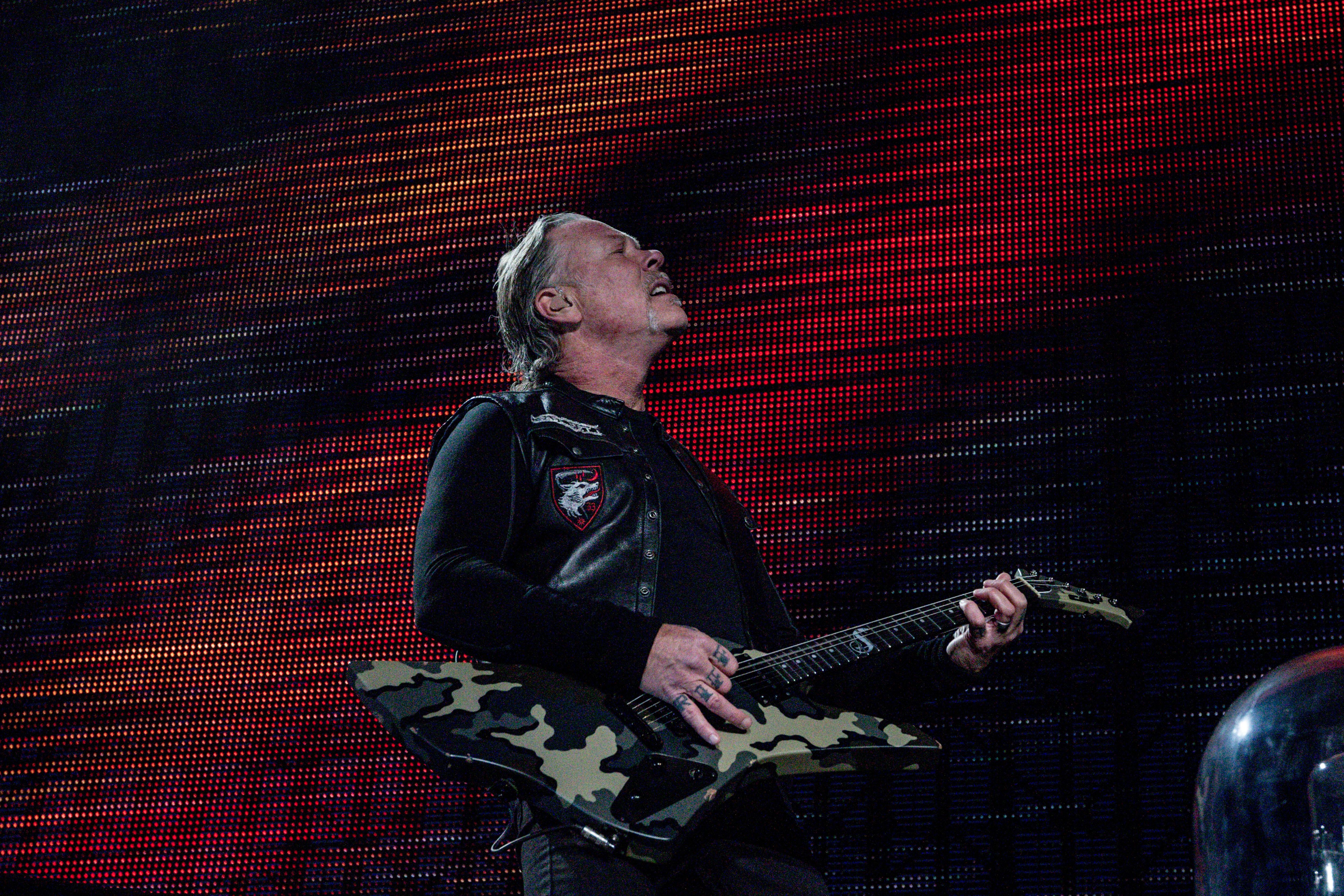 El cantante de Metallica se derrumba en pleno concierto: "Estoy viejo, no puedo tocar nunca más"