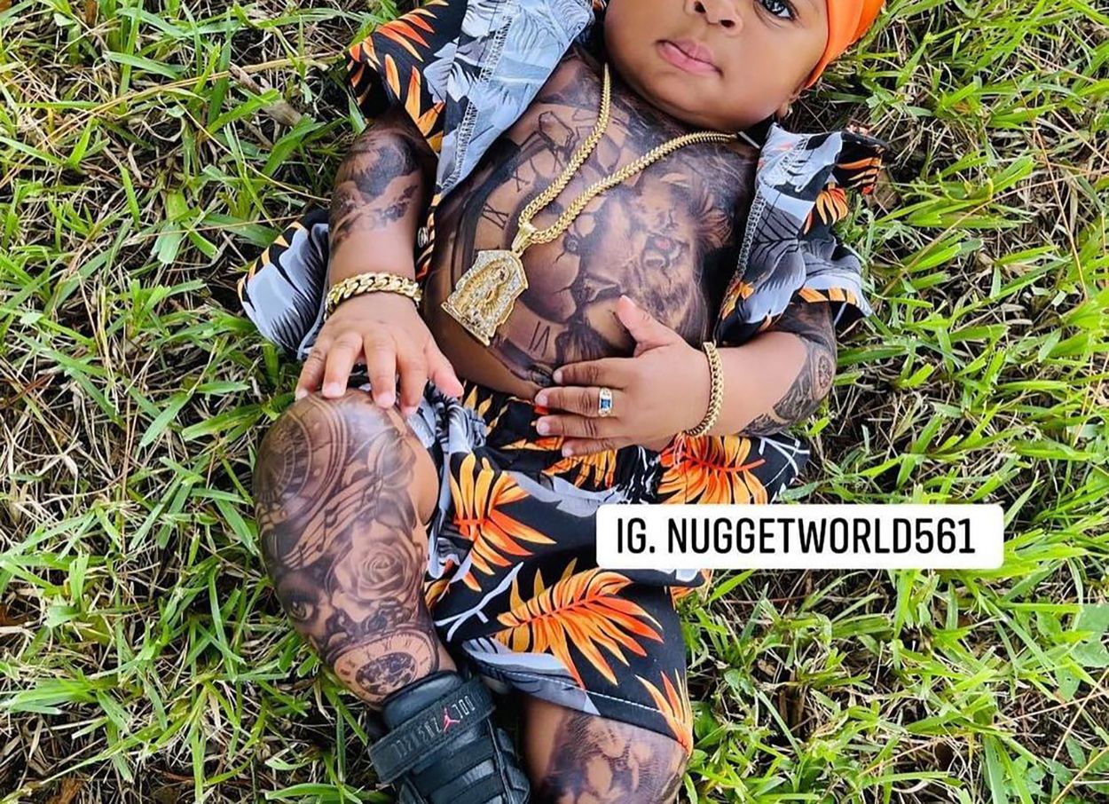 Una madre tatúa todo el cuerpo de su bebé desde los seis meses y le llueven las críticas