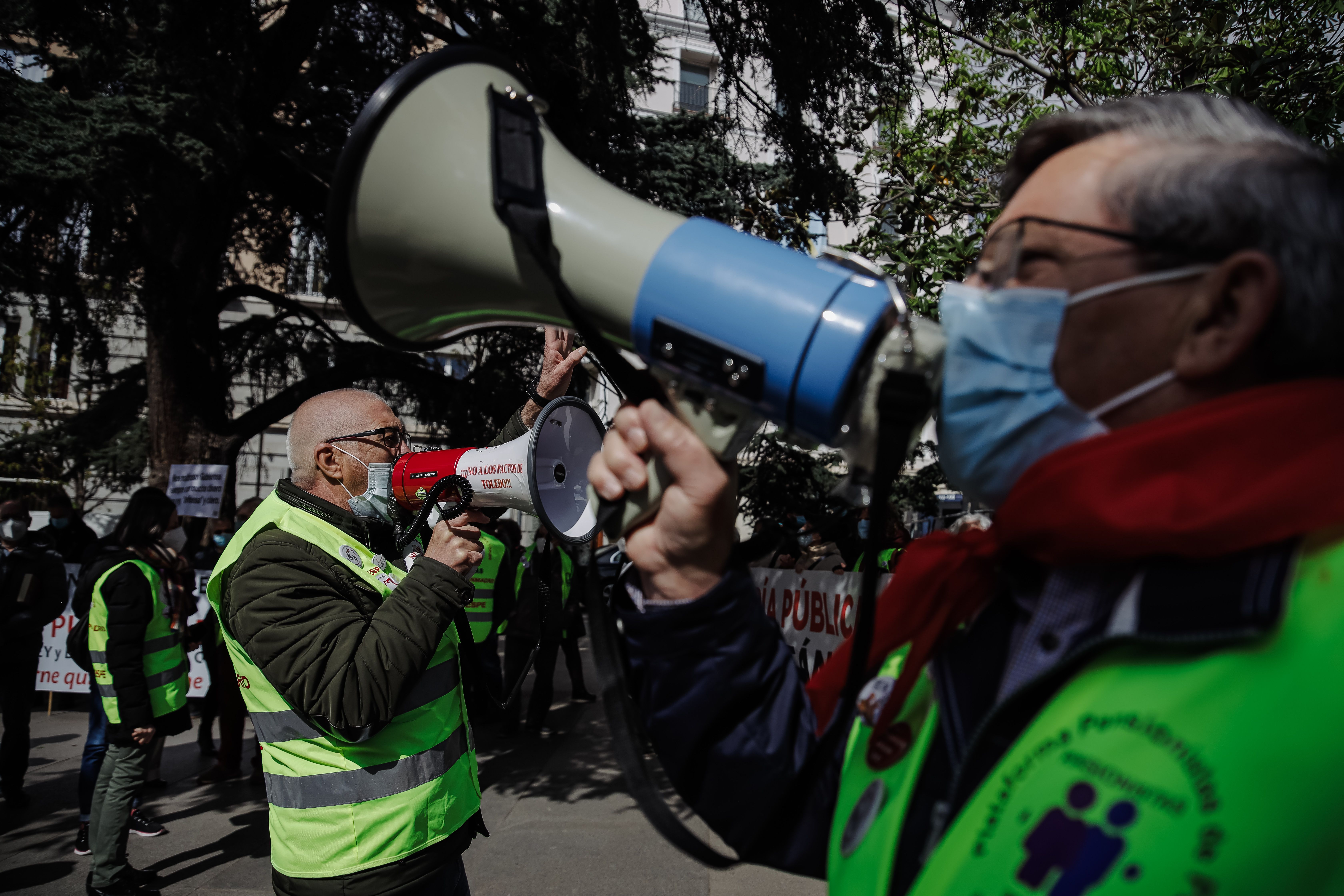 El dilema nacional EuropaPress 4365763 dos manifestantes protestan megafonos concentracion convocada unidad accion