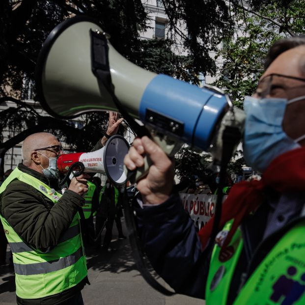 El dilema nacional EuropaPress 4365763 dos manifestantes protestan megafonos concentracion convocada unidad accion