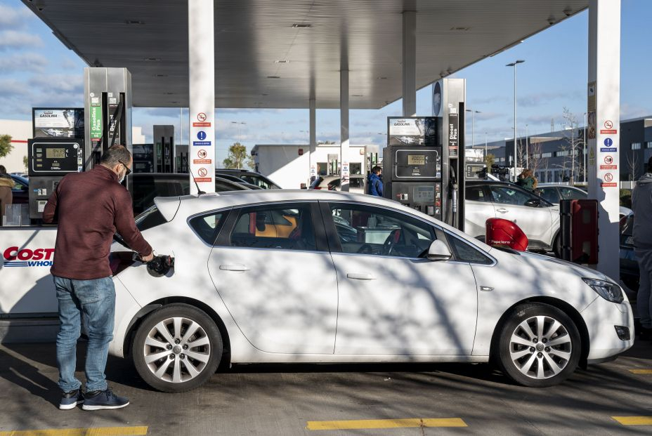 La gasolina alcanza un nuevo récord histórico y se come la mitad el descuento del Gobierno