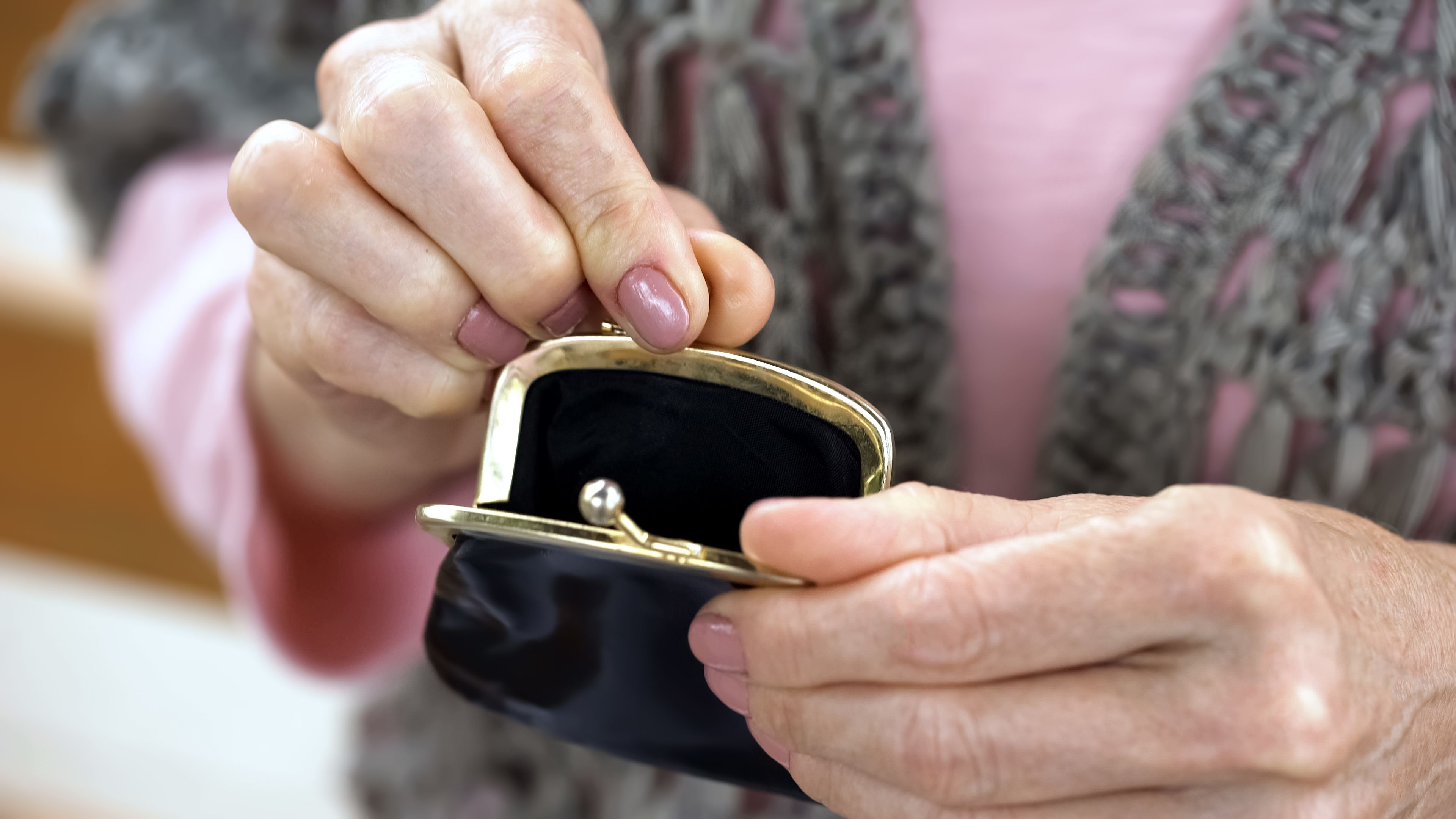 Detenido por comprar joyas con la tarjeta de crédito de la octogenaria con la que compartía casa. Foto: Bigstock