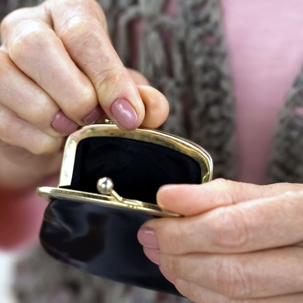 Detenido por comprar joyas con la tarjeta de crédito de la octogenaria con la que compartía casa. Foto: Bigstock