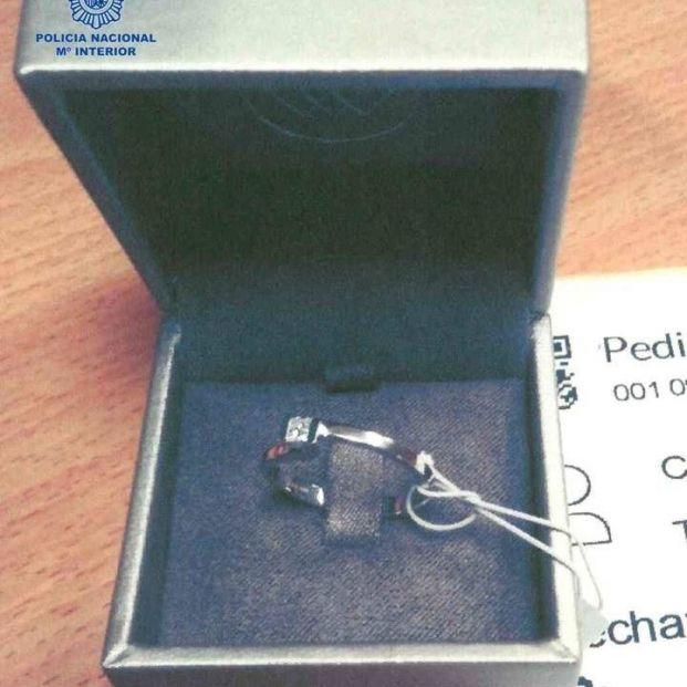 Detenido por comprar joyas con la tarjeta de crédito de la octogenaria con la que compartía casa. Foto: Europa Press