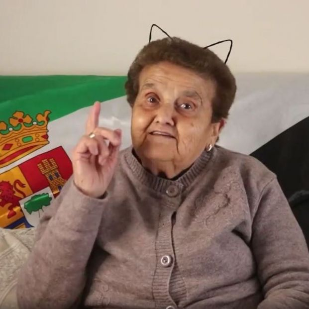 Piden la Medalla de Extremadura para 'La Rosario', la abuela 'influencer' de 90 años