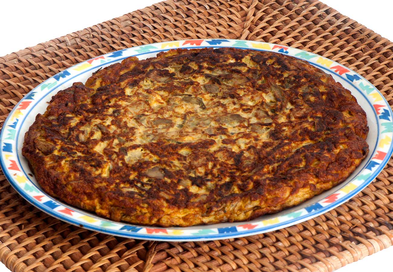 Receta de tortilla de ajos tiernos y alcauciles