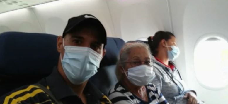 Una mujer de 82 años y su nieto cruzan a nado el río Bravo hacia EEUU: "Allá no tenemos libertad" Una mujer de 82 años y su nieto cruzan a nado el río Bravo hacia EEUU: "Allá no tenemos libertad"