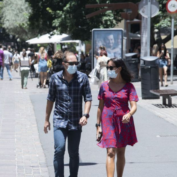 pareja paseando por la calle