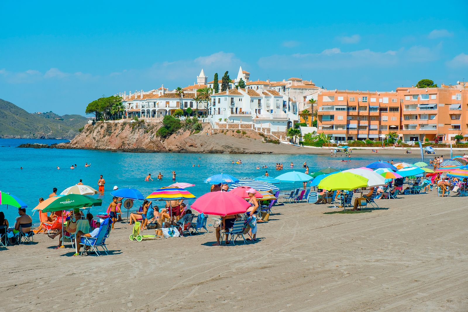 El INE anuncia que el número de turistas que visitaron la Región de Murcia en abril creció un 119 %. FOTO: Bigstock PLAYA DE AGUILAS 