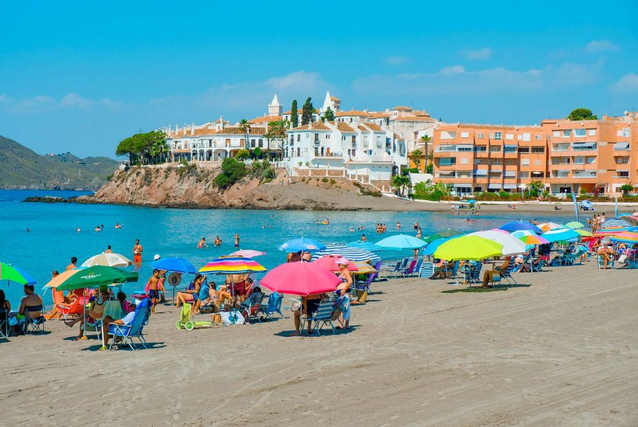 El INE anuncia que el número de turistas que visitaron la Región de Murcia en abril creció un 119 %. FOTO: Bigstock PLAYA DE AGUILAS 