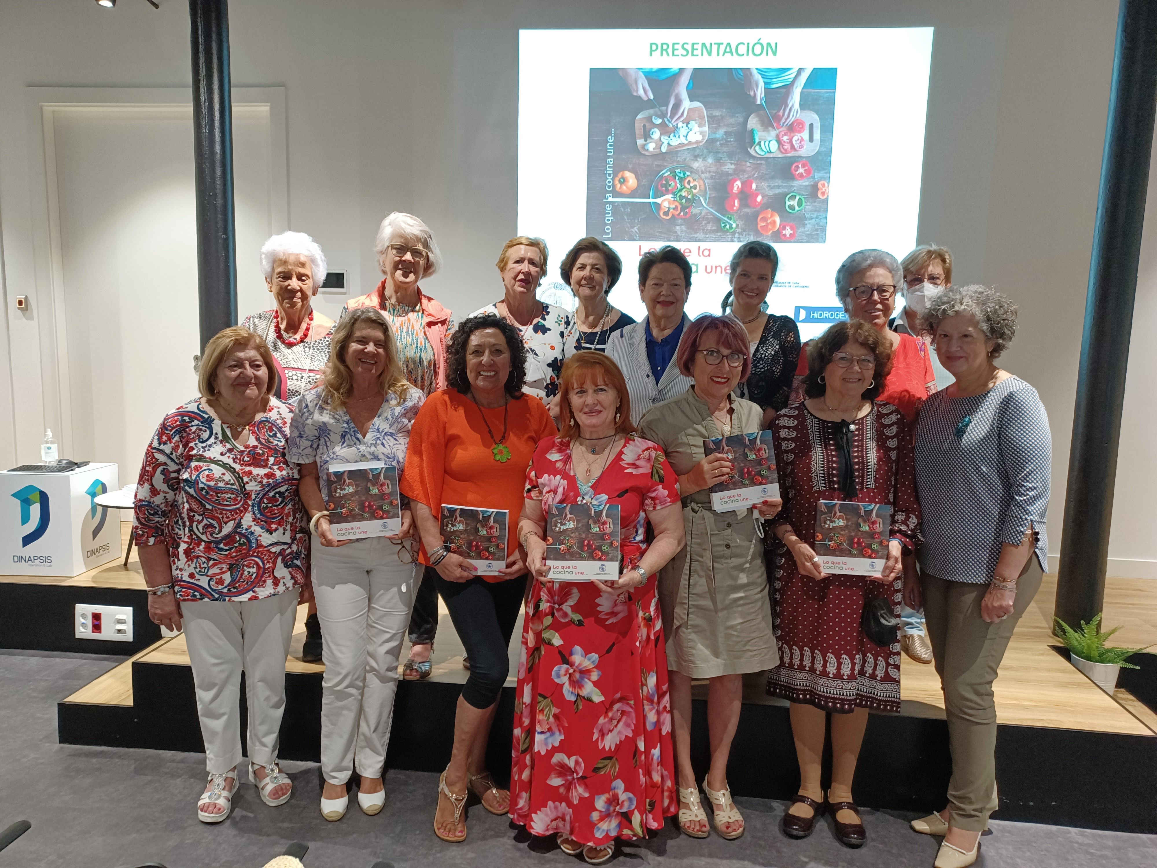 Las mujeres de Cartagena fusionan en un libro poemas y recetas típicas murcianas