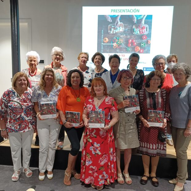Las mujeres de Cartagena fusionan en un libro poemas y recetas típicas murcianas