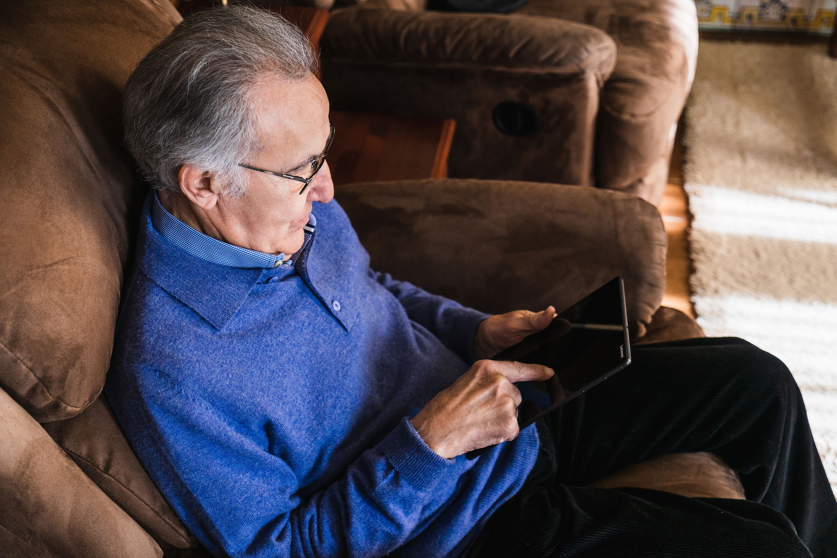 Mito desmentido: los mayores no caen más en información falsa que los jóvenes. Foto bigstock Old Man Looking A Tablet In Ho 448960369