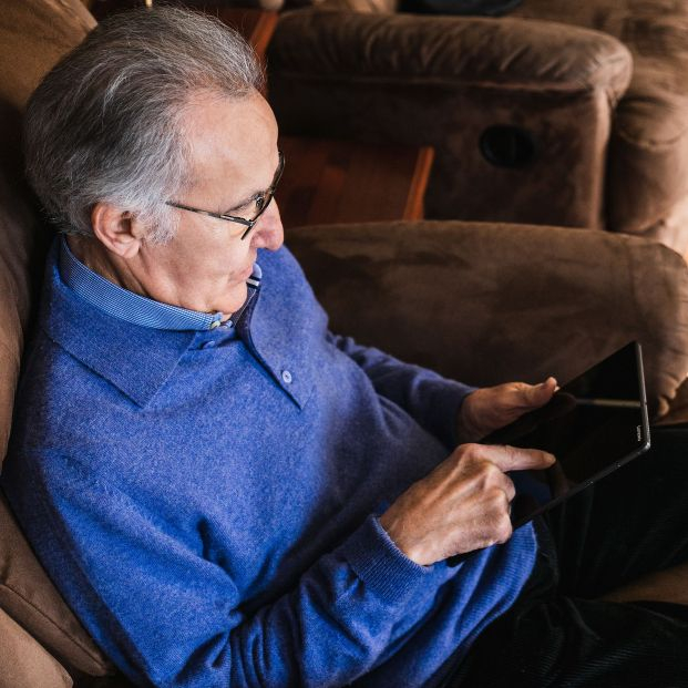Mito desmentido: los mayores no caen más en información falsa que los jóvenes. Foto bigstock Old Man Looking A Tablet In Ho 448960369